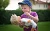 Bild eines Jungen, der mit einer Puppe spielt