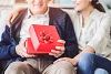 Passende Geschenke für ältere Menschen
