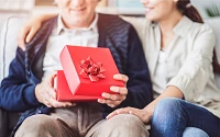 Passende Geschenke für ältere Menschen